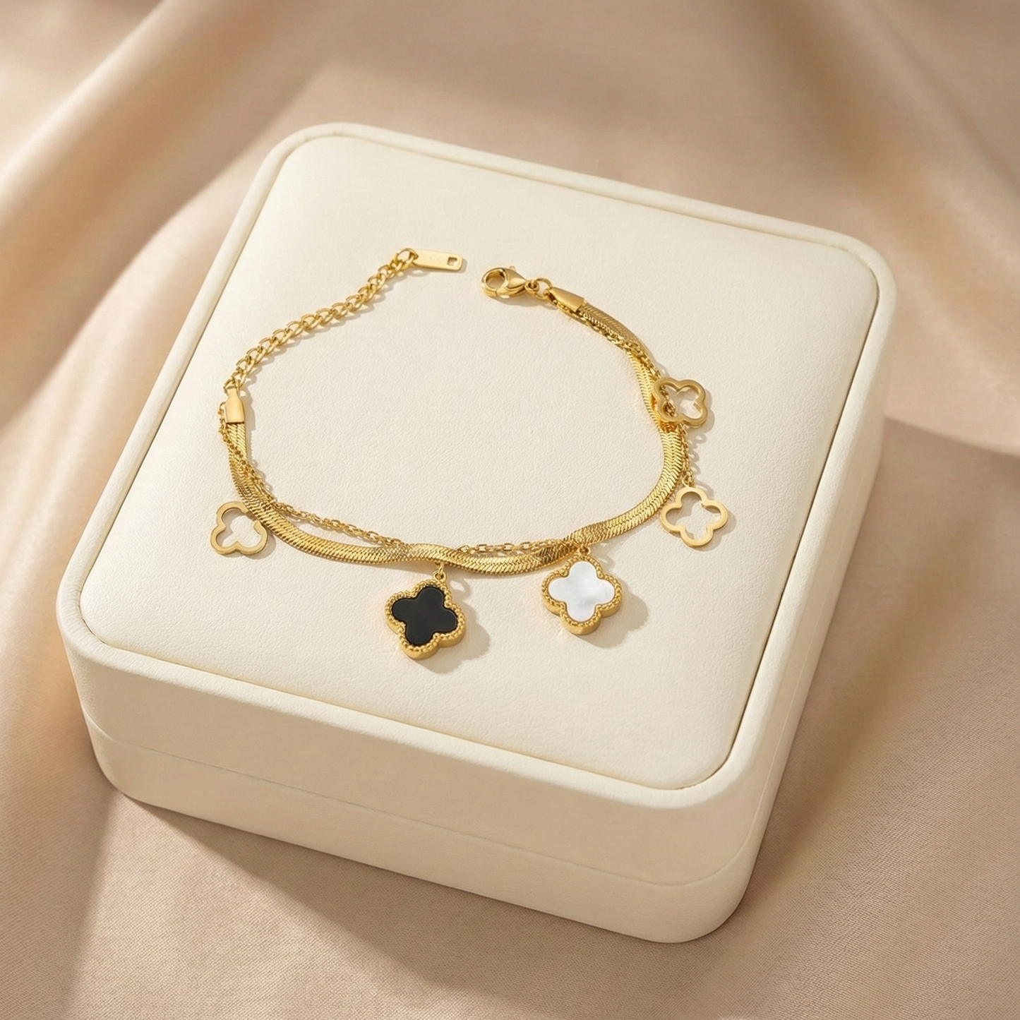 Noir Clover Elegance Bracelet
